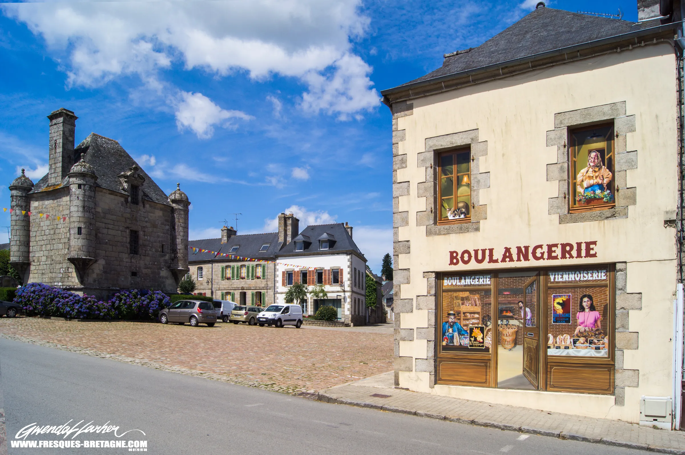 Centre ville de Guerlesquin; peinture en trompe-l'œil représentant un faux magasin de Boulangerie